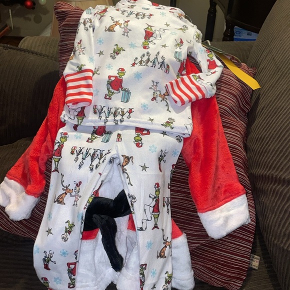 The grinch robe and pajamas 12 months $15 - Picture 4 of 4